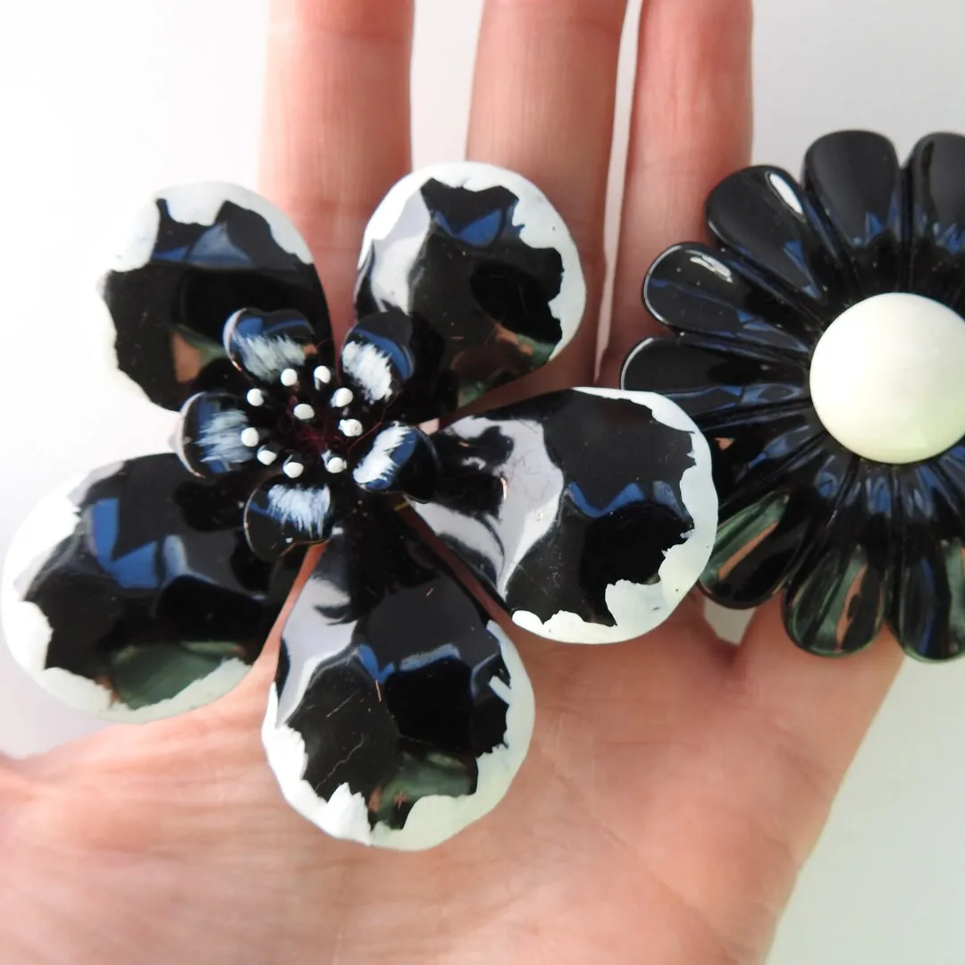 Lot of two black and white vintage enamel flower brooches